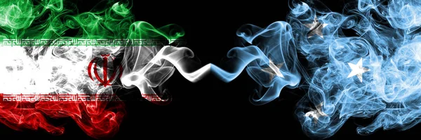 Irán vs Micronesia, banderas de estados místicos humeantes de Micronesia colocadas una al lado de la otra. Combinación de bandera de humo sedoso de color grueso de Irán y Micronesia, Micronesia —  Fotos de Stock