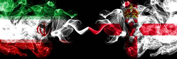Іран проти Північної Ірландії димчастий містичних держав прапори розташованих пліч-о-пліч. Товста кольорова шовковиста курить прапор комбінація іранської та Північної Ірландії — стокове фото