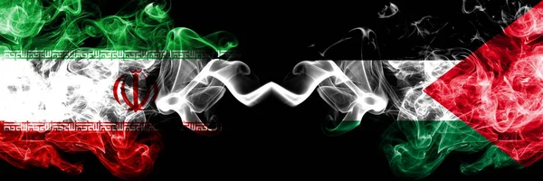 İran vs Filistin, Filistin dumanlı mistik devletler bayrakları yan yana yerleştirilir. Kalın renkli ipeksi İran ve Filistin, Filistin bayrak kombinasyonu dumanlar — Stok fotoğraf
