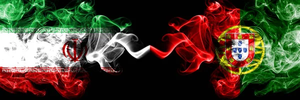 Iran vs Portugalia, portugalski smoky Mystic Stany flagi umieszczone obok siebie. Grube kolorowe jedwabiste pali połączenie flag Iranu i Portugalii, portugalski — Zdjęcie stockowe