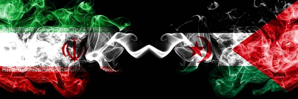 İran vs Sahrawi dumanlı mistik devletler bayrakları yan yana yerleştirilir. Kalın renkli ipeksi İran ve Sahrawi bayrak kombinasyonu dumanlar — Stok fotoğraf