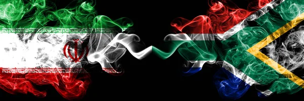 Iran VS Zuid-Afrika, African Smoky Mystic Staten vlaggen naast elkaar geplaatst. Dikke gekleurde zijdeachtige rookt vlag combinatie van Iraanse en Zuid-Afrika, Afrikaanse — Stockfoto