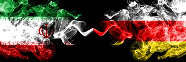Iran vs Ossezia del Sud smoky mistici stati bandiere poste fianco a fianco. Seta colorata spessa fuma combinazione bandiera di Ossezia iraniana e meridionale — Foto Stock