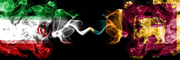 Iran vs Sri Lanka, Sri Lanka fumoso mistici stati bandiere poste fianco a fianco. Seta colorata spessa fuma combinazione di bandiera iraniana e Sri Lanka, Sri Lanka — Foto Stock