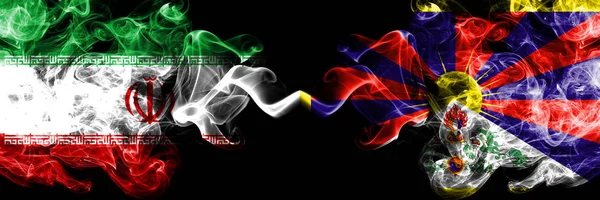 Iran vs Tibet, stati mistici fumosi tibetani bandiere affiancate. Seta colorata spessa fuma combinazione bandiera di Iran e Tibet, tibetano — Foto Stock