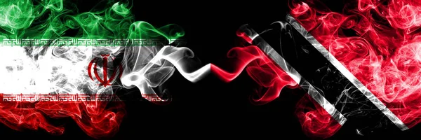 Írán versus Trinidad a Tobago zakouřený mystický stát vlajky, umístěné bok po boku. Hustá zbarvená hedvábná vlajka Íránu a Trinidadu a Tobaga — Stock fotografie