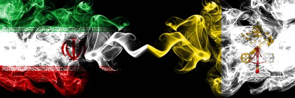 Irã vs Vaticano cidade fumaça estados místicos bandeiras colocadas lado a lado. Combinação de bandeira de fumaça sedosa de cor grossa da cidade iraniana e do Vaticano — Fotografia de Stock