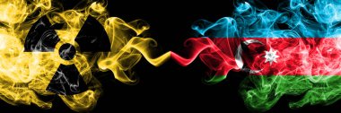 Azerbaycan, Azerbaycan vs nükleer dumanlı mistik bayraklar yan yana yerleştirildi. Azerbaycan, Azerbaycan bayrağı ve radyoaktif işaretin kalın renkli ipeksi dumanları.