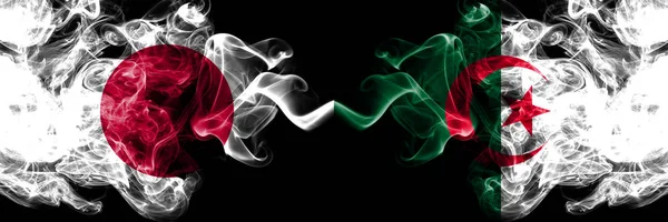 Ιαπωνία vs Αλγερία, αλγερινή καπνιστή μυστικιστικές σημαίες τοποθετημένες δίπλα-δίπλα. Πυκνός έγχρωμος μεταξένια καπνίζει συνδυασμό Αλγερίας, Αλγερίας και ιαπωνικής σημαίας — Φωτογραφία Αρχείου