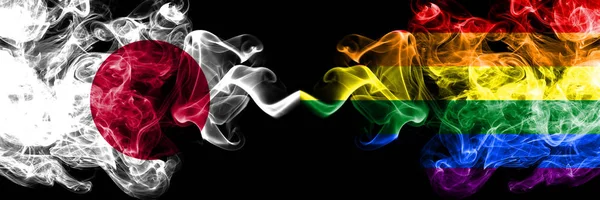 Japonsko-homosexuální hravé mystické vlajky umístěné bok po boku. Hustý barevný hedvábný Smokeu, kombinace homosexuální pýchy a japonské vlajky — Stock fotografie