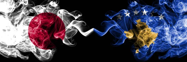 Japán vs Kosovo, Szerbia füstös misztikus zászlók elhelyezett egymás mellett. Vastag színes selymes füstös kombinációja Koszovó, Szerbia és Japán zászló — Stock Fotó