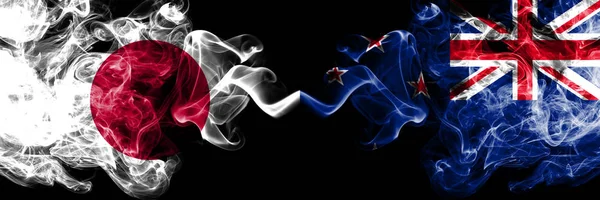 Giappone vs Nuova Zelanda, bandiere mistiche fumose neozelandesi affiancate. Combinazione di fumi setosi di colore denso di Nuova Zelanda, Nuova Zelanda e bandiera giapponese — Foto Stock