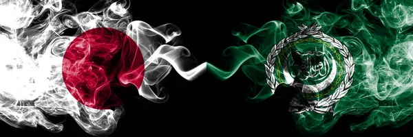 Giappone vs Lega Araba bandiere mistiche fumose poste fianco a fianco. Combinazione di fumo setoso di colore spesso di Lega Araba e bandiera giapponese — Foto Stock