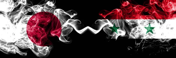 Japan VS Syrië, Syrische Smoky Mystic vlaggen geplaatst naast elkaar. Dikke gekleurde zijdeachtige rookt combinatie van Syrië, Syrische en Japanse vlag — Stockfoto
