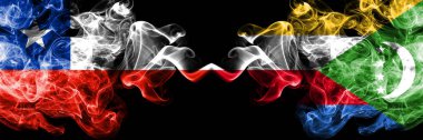 Şili vs Comoros, Komor dumanlı mistik bayraklar yan yana yerleştirilir. Komor, Komor ve Şili bayrağının kalın renkli ipeksi dumanları