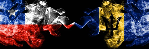 Chile vs Barbados, bandiere mistiche fumose barbadiane affiancate. Combinazione di fumi setosi di colore spesso di Barbados, Barbados e bandiera cilena — Foto Stock