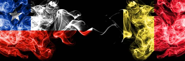 Cile vs Belgio, bandiere mistiche fumose belghe affiancate. Combinazione di fumi setosi di colore spesso di Belgio, bandiera belga e cilena — Foto Stock