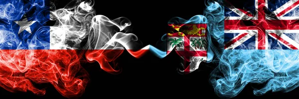 Chile vs Fiji bandeiras místicas fumegantes colocadas lado a lado. Combinação de fumaça sedosa de cor grossa de Fiji e bandeira chilena — Fotografia de Stock