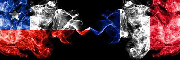 Chile gegen Frankreich, französische rauchige mystische Fahnen nebeneinander platziert. dicke, seidige Rauchschwaden Kombination aus französischer, französischer und chilenischer Flagge — Stockfoto
