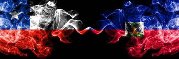 智利对海地，海地烟熏神秘旗帜并排放置。浓重的彩色丝烟组合海地，海地和智利国旗 — 图库照片