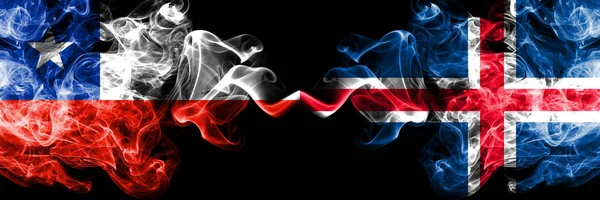 Chile gegen Island, isländische rauchige mystische Fahnen nebeneinander. dicken farbigen seidigen Rauch Kombination aus Island, isländische und chilenische Flagge — Stockfoto