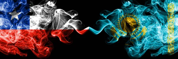 Chile vs Cazaquistão, Bandeiras místicas fumegantes do Cazaquistão colocadas lado a lado. Combinação de fumaça sedosa de cor grossa do Cazaquistão, Cazaquistão e bandeira chilena — Fotografia de Stock