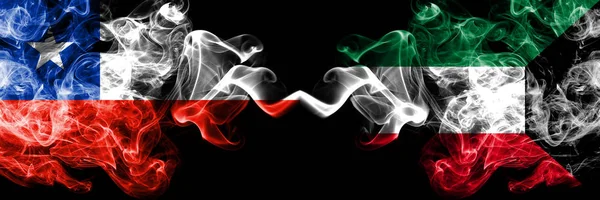 Чилі проти Кувейту, Кувейтський димчастий містичних прапорів розташованих пліч-на-пліч. Товста кольорова шовковиста курить комбінація Кувейту, кувейтського і чилійського прапора — стокове фото