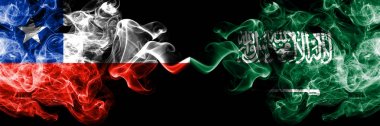 Şili vs Suudi Arabistan, Arap dumanlı mistik bayraklar yan yana yerleştirilir. Kalın renkli ipeksi Suudi Arabistan, Arap ve Şili bayrağı kombinasyonu dumanlar