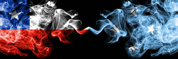 智利 vs 密克罗尼西亚，密克罗尼西亚烟熏神秘旗帜并排放置。密克罗尼西亚、密克罗尼西亚和智利国旗的浓色丝状烟雾组合 — 图库照片