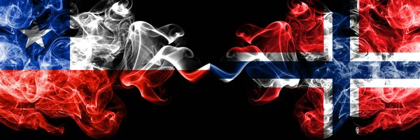 Чилі проти Норвегії, Норвезька димчастий містичних прапори розміщені поруч. Товста кольорова шовковиста курить комбінація Норвегії, норвезького та чилійського прапора — стокове фото