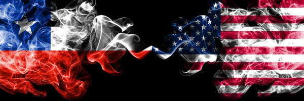 智利对美利坚合众国，美国烟熏神秘旗帜并排放置。厚厚的彩色丝烟组合美利坚合众国，美国和智利国旗 — 图库照片