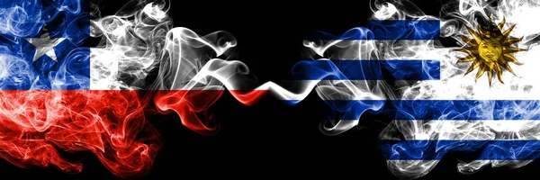 チリ vs ウルグアイ, ウルグアイスモーキー神秘的なフラグが並んで配置.ウルグアイ、ウルグアイ、チリの国旗の濃い色の絹のような煙の組み合わせ — ストック写真