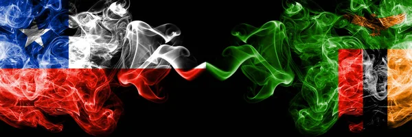 智利对赞比亚，赞比亚烟熏神秘旗帜并排放置。赞比亚、赞比亚和智利国旗的浓彩丝烟组合 — 图库照片