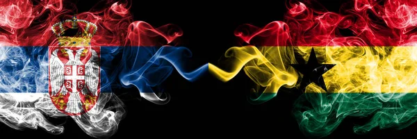 セルビア vs ガーナ, ガーナスモーキー神秘的なフラグが並んで配置.セルビアとガーナ、ガーナの旗の濃い色の絹のような煙の組み合わせ — ストック写真