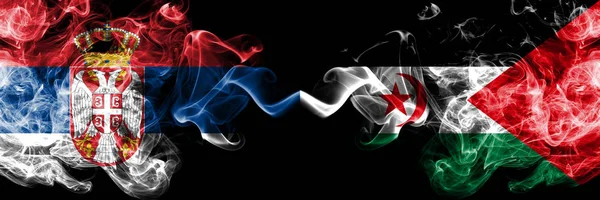 Sırbistan vs Sahrawi dumanlı mistik bayraklar yan yana yerleştirilir. Sırp ve Sahra bayrağının kalın renkli ipeksi dumanları — Stok fotoğraf