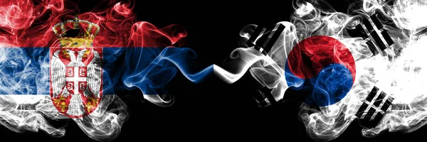 Serbien vs Sydkorea, koreanska rökig Mystic flaggor placerade sida vid sida. Tjocka färgade silkeslena röker kombination av serbiska och Sydkorea, koreanska flagga — Stockfoto