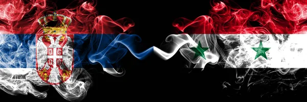 세르비아 vs 시리아, 시리아 연기가 자욱한 신비한 깃발이 나란히 배치되었습니다. 세르비아와 시리아, 시리아 국기의 두꺼운 색의 부드러운 연기 조합 — 스톡 사진
