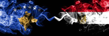 Kosova vs Mısır, Mısır dumanlı mistik bayraklar yan yana yerleştirilir. Kalın renkli ipeksi Sigara Kosova ve Mısır, Mısır bayrağı kombinasyonu