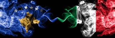 Kosova vs İtalya, İtalyan dumanlı mistik bayraklar yan yana yerleştirilir. Kalın renkli ipeksi Sigara Kosova ve İtalya, İtalyan bayrağı kombinasyonu