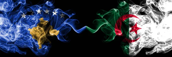 コソボ対アルジェリア、アルジェリアのスモーキーな神秘的な旗が並んで配置されました。コソボとアルジェリア、アルジェリアの旗の濃い色の絹のような煙の組み合わせ — ストック写真