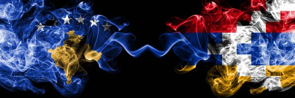 Kosovo VS Artsakh Smoky Mystic vlaggen naast elkaar geplaatst. Dikke gekleurde zijdeachtige rookt combinatie van Kosovo en Artsakh vlag — Stockfoto