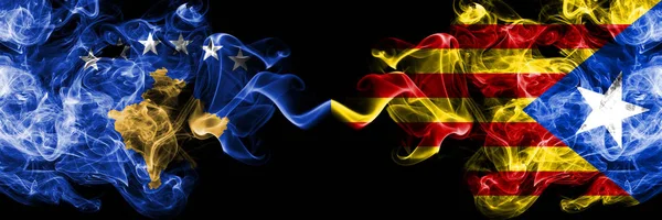 科索沃 vs 加泰罗尼亚，西班牙烟熏神秘旗帜并排放置。厚厚的彩色丝烟组合科索沃和加泰罗尼亚，西班牙国旗 — 图库照片