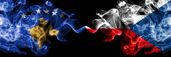 Kosovo vs Repubblica Ceca bandiere mistiche fumose affiancate. Seta colorata spessa fuma combinazione di Kosovo e Repubblica Ceca bandiera — Foto Stock