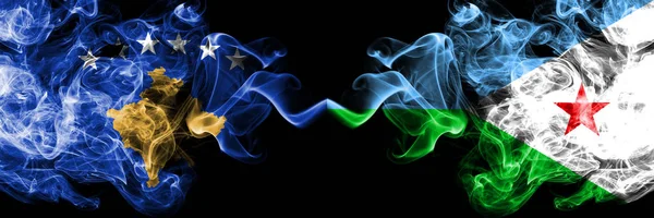 Drapeaux mystiques fumés du Kosovo vs Djibouti placés côte à côte. Combinaison de fumées soyeuses de couleur épaisse du drapeau du Kosovo et de Djibouti — Photo