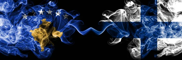 Kosovo vs Finlândia, FInnish bandeiras místicas fumegantes colocadas lado a lado. Combinação de fumaça sedosa de cor grossa de Kosovo e Finlândia, bandeira FInnish — Fotografia de Stock