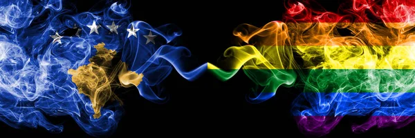Kosovo vs orgoglio gay bandiere mistiche fumose affiancate. Seta colorata spessa fuma combinazione di Kosovo e bandiera dell'orgoglio gay — Foto Stock