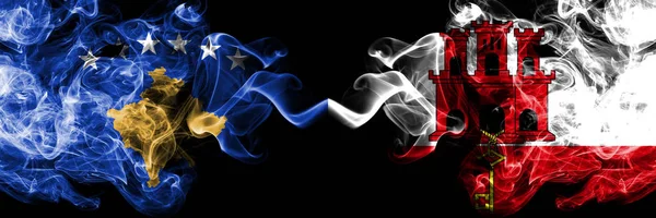 Koszovó vs Gibraltár füstös misztikus zászlók elhelyezett egymás mellett. Vastag színes selymes dohányzik Koszovó és Gibraltár zászló — Stock Fotó