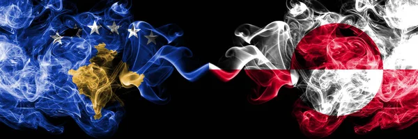 Косово проти Гренландії димчастий містичних прапорів, розташованих пліч-на-пліч. Товста кольорова шовковиста курить комбінація прапора Косова та Гренландії — стокове фото