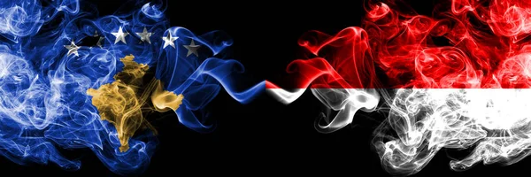 科索沃对印尼，印尼烟熏神秘旗帜并排放置。厚厚的彩色丝烟组合科索沃和印度尼西亚，印度尼西亚国旗 — 图库照片
