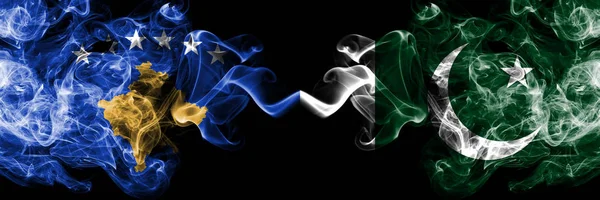 科索沃对巴基斯坦，巴基斯坦烟熏神秘旗帜并排放置。厚厚的彩色丝烟组合科索沃和巴基斯坦，巴基斯坦国旗 — 图库照片
